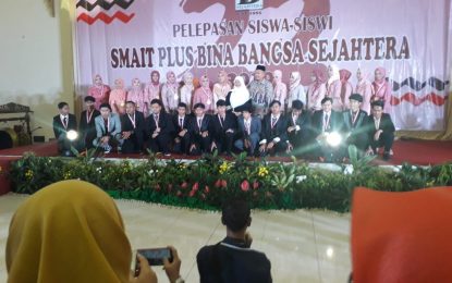 SMA-IT BBS Lepas Siswa-siswi Yang Sholeh-sholehah