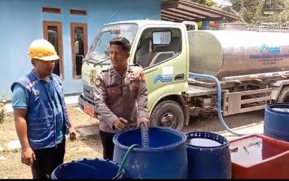 Polres Bogor Bersama PDAM Kabupaten Bogor, Distribusikan Air Bersih Kepada Warga Yang Alami Kekeringan di Wilayah Gunung Sindur