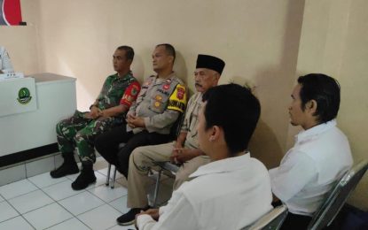 Sinergitas TNI – Polri Wilayah Hukum Polsek Cijeruk Polres Bogor melaksanakan Sambang Sekaligus Patroli dialogis beri edukasi TPPO  Warga Desa Binaannya, sampaikan pesan kamtibmas Dalam Rangka Giat Operasi Mantab Brata Jelang Pemilu 2024 Yg Akan Datang