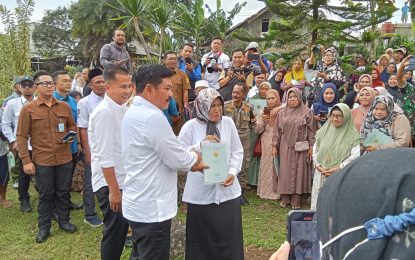 Menteri ATR/BPN Serahkan 1.000 Sertifikat PTSL di Kabupaten Bogor