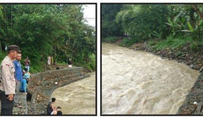 POLSEK TANJUNGSARI BERSAMA INSTANSI TERKAIT DAN WARGA MASYARAKAT LAKUKAN PENCARIAN TERKAIT ORANG HANYUT TERBAWA ARUS SUNGAI CIBADAK YANG CUKUP DERAS