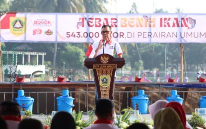 Gerakan Gemar Ikan Digaungkan Ade Ruhandi, Mewakili Bupati Bogor Tebar Ribuan Benih  Ikan di Situ Plaza Cibinong