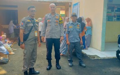 Bhabinkamtibmas Monitoring Distribusi Bansos Beras BAPENAS RI kepada Warga dan Sampaikan Pesan Kamtibmas